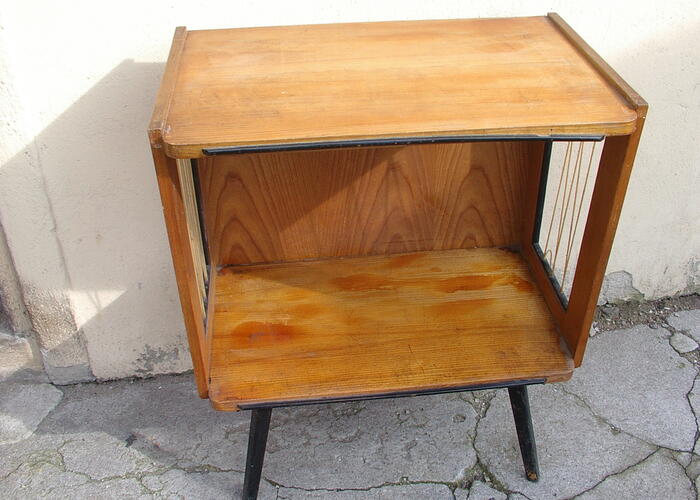 Grajewo ogłoszenia: Sprzedam stary stolik pod telewizor jak na zdjęciu.