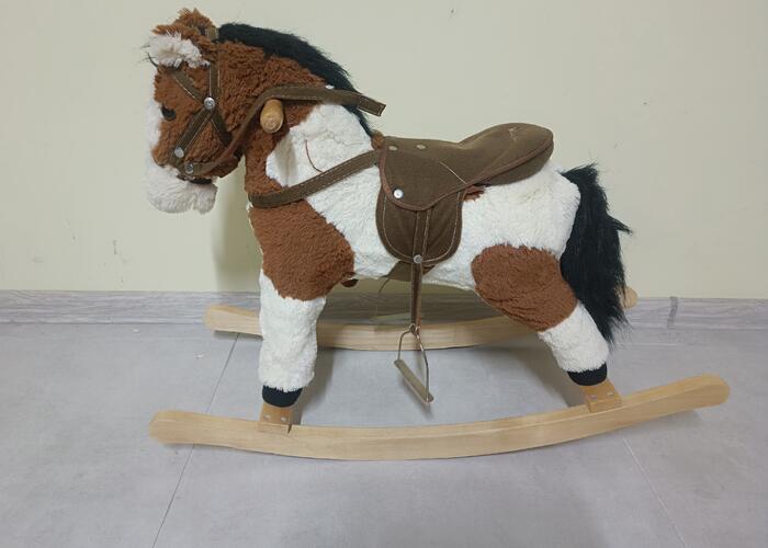 Grajewo ogłoszenia: Konik na biegunach z dźwiękiem i machajacym ogonem.